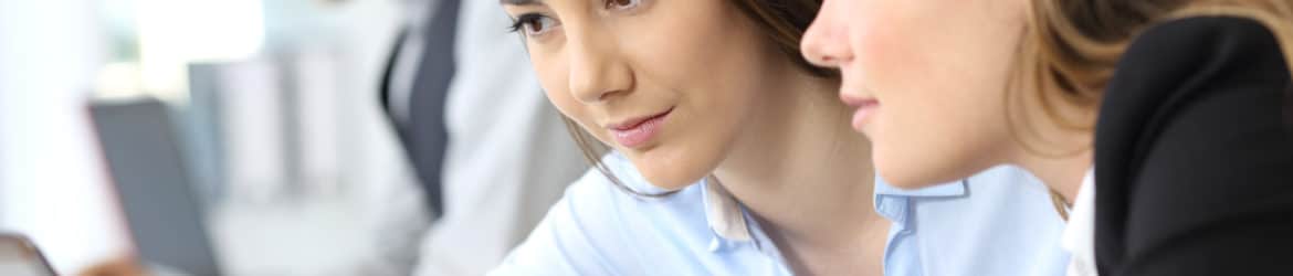 Businesswomen working on line together devis-obseques