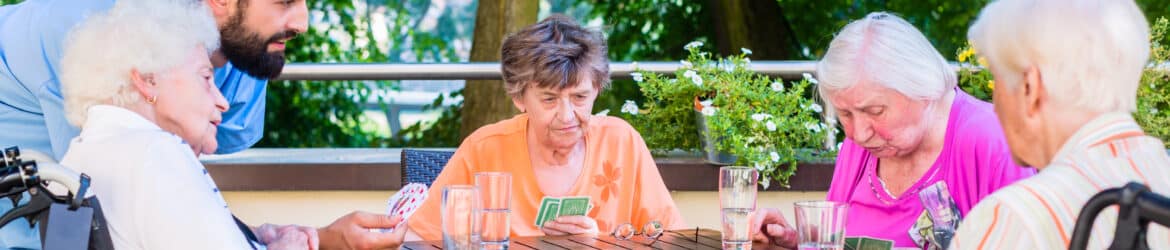 Maison de retraite Oise personnes âgées en maison de retraite sur une terrasse en extérieur